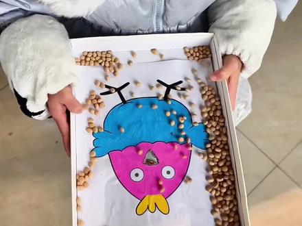 《小鸡吃豆豆》锻炼幼儿视觉追踪,培养耐心、爱心。卡通形象小朋友都喜欢。#幼儿教育#亲子教育#土陂乡李庄幼儿园