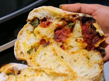 空气炸锅版番茄罗勒恰巴塔🍅
空气炸锅就能搞定的恰巴塔,无波兰种配方,也有大气孔,而且吃起来胶质感十足。无烤箱恰巴塔就是这么简单,新手也能一次成功,保姆级教程,快来试试吧!
#空气炸锅美食 #空气炸锅恰巴塔 #番茄罗勒恰巴塔 #自制恰巴塔 #美食制作