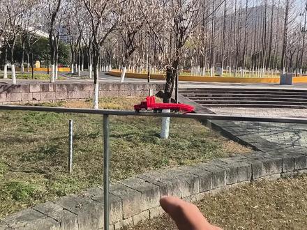 小伙在游乐场发现闪电麦昆,集齐赛车总动员 #玩具车 #闪电麦昆