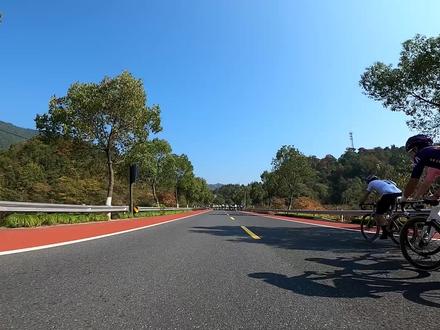环千岛湖公路自行车赛,100 km左右追上精英组掉队集团瞬间,太危险了#环千岛湖公路车赛 #自行车 #骑行