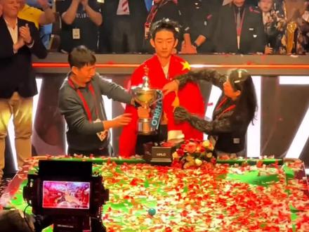 恭喜吴宜泽世锦赛夺冠,中国零零后首位世锦赛冠军,第二位世锦赛冠军 诞生了!吴宜泽18:17战胜墨菲强势夺冠,吴爸爸给吴宜泽披上国旗,冠军! #斯诺克世锦赛 #斯诺克 #吴宜泽冠军#吴宜泽