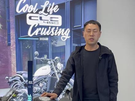 春风得意马蹄疾,你骑春风你也行!今天给大家介绍的这款是春风家族中小排量颜值担当——春风450SR#春风450sr #春风动力 #好运机车 #机车 #龙耀传媒
