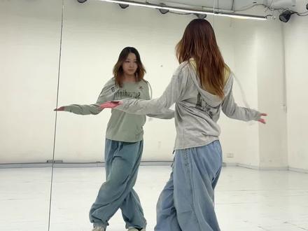 哇塞开头也好好看!#apink #LoveMeMore舞蹈挑战 #好chill的一支舞 #抖音潮流舞蹈地图 #女团舞教学