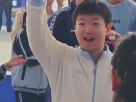 报告老师,孙颖莎同学没有穿校服 孙颖莎海口校园,化身小学生大王,和孩子门调皮互动。#孙颖莎#孙颖莎加油 #乒乓球