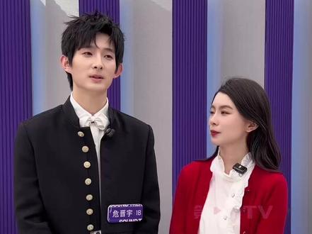 重庆巴蜀中学的学姐来给危晋宇学弟加油了!12月14日,#恭喜重庆巴蜀中学毕业的危晋宇晋级声名远扬2025七强 他说到重庆和母校,有摆不完的“龙门阵”…… (#重庆广电第1眼TV 记者 程兰钦)#媒体精选计划