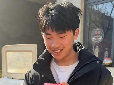 上一次卖红薯的佣金下来了,说到做到,虽然不多,但也是我的一点心意,感谢我姐今年一年对我的帮助,等以后努努力争取给我姐买个更好的#农村生活 #记录真实生活 #罗森哥 #感恩 #农村生活记录