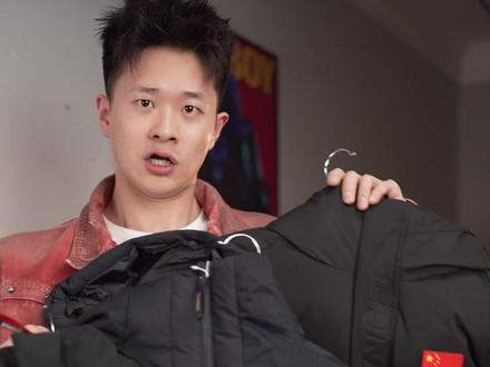 一个视频告诉你安踏国旗款羽绒服到底该选哪一款❗️❗️
三款安踏国旗款羽绒服都是绒子含量95%的白鸭绒
充绒量23款是214g 24款是216g 25款是204g
23款和25款外观版型很像都是隐藏式拉链设计
24款是裸露式拉链设计而且颜色也是传奇蓝
24和25的国旗是魔术贴 23款的国旗是刺绣的
最好看的还得是23款的 性价比最高的是25款的
我身高是180体重是150选择的XL宽松一点
建议和平常码数一样就行 不知道选什么尺码也可以留言身高体重 我来帮你选择尺码
#高品质羽绒服 #安踏国旗款 #羽绒服测评 #羽绒服测评 #羽绒服穿搭