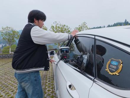 当我复刻《飞驰人生3》神级转场!!! 拍摄设备:
Insta360AcePro2
拍摄参数:4K30P、1/30、ND16、ND32、iso100
#飞驰人生3 #电影感 #acepro运动相机 #内燃机的魅力 #影石新春大赏