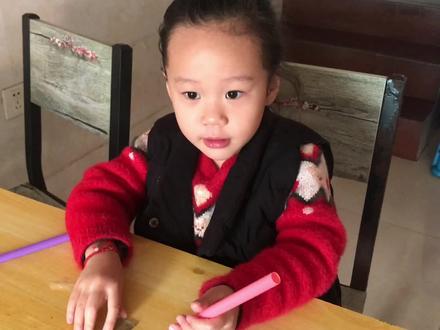 妈妈和小小扁一起做手工,用了7根吸管做出一个排笛乐器,棒棒的