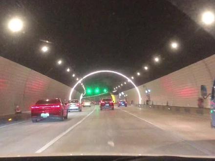 广东低不低调看隧道就知道了,别说瓷砖,360 LED拱门,现在都好像感觉顶上还装了空调,豪不豪你说呢...