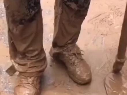 抗洪前线兵哥哥怎么洗澡?