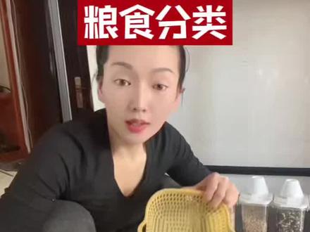 鹦鹉挑食是喂养方式有问题,一定不能是大杂烩,采用分种类分时间可以改善鹦鹉挑食