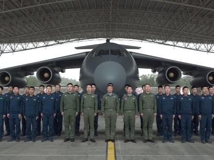 【空天一体护家国!人民空军各兵种共庆成立76周年】 七十六载风云激荡,人民空军各兵种协同守望。今天,他们以空天为幕,以忠诚为笔,共庆人民空军76岁生日!(陈逸松 刘晓宇 高思峰 王男 孙英林 周叶青 向鹏 王金豪 涂佳隆 姜一鸣 唐海忠 施子寅 周思睿 冶林奇 赵旗 邢泽 周潇玉 卢锦青 陈苏璇 杨潇 田野 赵翔 张辉 陈泽龙 蓝善湖 林伦 敬磊)