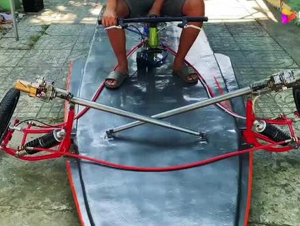 小伙脑洞大开,用泡沫板制作出一款水陆两栖的三轮快艇