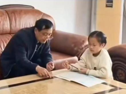 #甘宇翼 小时候应该享受到的爱现在爷爷奶奶全部放在#甘二妮 身上去了,校长爷爷亲自辅导二妮学习!户口转回四川,有文化的爷爷奶奶带完全可以改变三个孙儿的人生,甘宇翼是一位隐藏的实力派歌手,一家人现在太幸福了!