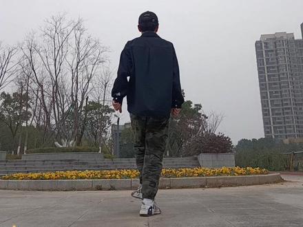 #偏爱#曳步舞#背面慢动作分解 原创作品@抖音小助手