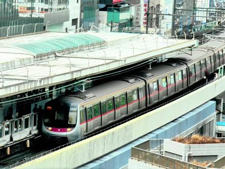 香港地铁“开天辟地”第一线。观塘线作为香港首条真正意义的地铁线路,于1979年10月1日正式通车,初代走向为石硖尾至观塘,此时称之为修正早期系统,此后历经多次延伸调整,于1982年与荃湾线拆分,正式定名观塘线,1989年跨海延伸至鲗鱼涌,2002年调整东端终点为调景岭,2016年西延至黄埔,形成如今观塘线走向;运营初期使用由英国都城嘉慕制造的M-train列车,后续于2011年港铁引入国产C-train列车运营,从此国产车辆正式登上香港地铁主线,开启港铁车辆国产化新篇章,又于2022年由中车青岛四方制造的Q-train逐步上线,成为主力车型,新车凭借宽敞空间,舒适乘坐体验与先进配置,全面替代老式M-train列车;这条承载无数港人通勤记忆的初代线路,穿梭数十载,既是香港地铁的起点,也是香港发展的鲜活印记#港铁 #观塘线 #MTR #香港地铁 #轨道交通