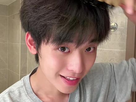 简单的发型就要用简单的方法来做 #松塔梳#微分碎盖