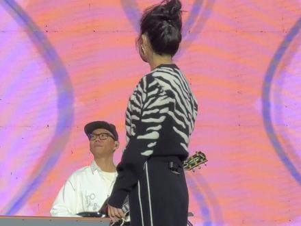 曾毅:体会到#伍佰 老师的快乐了,这钱越来越好赚了~#凤凰传奇 #江豚音乐节 #玲花