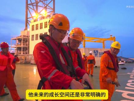 金风科技:朱雀三号发射在即,今日巨震原因解读 本博客由价值异动免费提供!全部基于上市公司公告、招股书与行业公开数据,独立专业、客观真实,无杜撰无主观臆断!
盘中异动核心真相:近期股价跳水后强势拉回,本质是高位多空激烈博弈。早盘受商业航天板块回调带动下探,午后凭借风电基本盘的强确定性强势拉升,全程无基本面利空,是短期获利盘兑现与增量资金进场的筹码交换,股价中期仍由风电景气度与航天投资价值双轮驱动。
海上风电核心收益拆解:全球风电整机绝对龙头,连续 14 年国内市占率第一、连续 3 年全球市占率第一,手握全球领先的 20MW 海上风电机组,海风新增装机市占率稳居行业前列。截至 2025 年 9 月末在手订单超 52GW,海外订单同比大增 150%,英国 4 月起风电组件零关税政策直接降低出口成本,高毛利海外业务加速放量,海风收入占比与毛利率双升,业绩增长确定性拉满。
蓝箭航天参股价值预估:直接持有蓝箭航天 4.1412% 股份,是 A 股上市公司中直接持股比例最高的战略投资方之一,累计投资成本约 3.5 亿元,2024 年末账面价值已达 8.12 亿元。蓝箭航天冲刺 “国内商业火箭第一股”,科创板 IPO 已获上交所受理,发行前估值 200 亿元,上市后估值有望达 600-1000 亿元,对应股权价值最高可达 41 亿元,潜在浮盈空间巨大,同时形成 “绿电 + 绿醇 + 火箭燃料 + 商业航天” 的产业协同,打开第二增长曲线。
投资标的价值推演 + 基本面分析:除蓝箭航天外,前瞻布局微纳星空、德力佳等优质产业标的,形成稳定的投资收益兑现能力。基本面拐点明确,2025 年前三季度营收 481.47 亿元、归母净利润 25.84 亿元,同比分别增长 34.34%、44.21%,Q3 单季净利同比大增 170.64%。当前估值处于风电赛道合理区间,随风电周期回暖、海外业务放量、商业航天投资价值兑现,具备业绩与估值双击空间。
风险提示:海上风电装机不及预期、海外政策变动、蓝箭航天 IPO 进度、行业价格竞争存在不确定性。
欢迎关注价值异动!#金风科技 #商业航天 #蓝箭航天 #朱雀三号 #可回收火箭