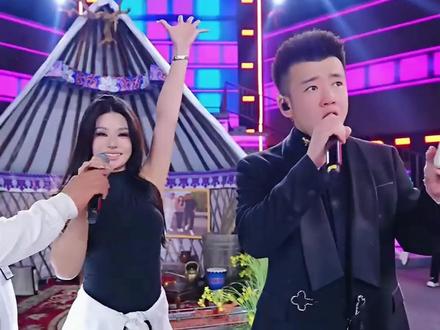户外发吃饭遇见的快递美女,试音一般,但后面歌是唱的真厉害!#木森大舞台 #木森大舞台有才你就来 #户外直播现场 #杨七妹 #真人真唱