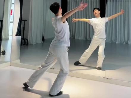 《咏春》舞蹈超详细讲解
仙女们要的教程来咯来咯🧚♀️❗️❗️❗️
1️⃣28秒前0.8倍速后背数节奏合音乐
2️⃣28秒~2分19秒后背超详细讲解
3️⃣2分19秒后原速后背数节奏合音乐
希望仙女们可以学会这支好听的音乐好看的舞蹈哟💃 原创:阿莎莎、好多禹
#零基础学舞蹈基本功 #霓裳舞袂舞蹈工作室 #咏春舞蹈 #舞蹈教学 #学舞蹈