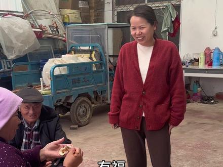 俺姐从北京回来了,小松准备了一桌子好菜,欢迎姐姐回娘家