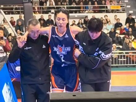 老将#赵爽 伤退,新疆女篮险胜上海女篮,锁定wcba常规赛第四名,季后赛将对阵山东女篮#王雪朦 #武桐桐 #王思雨 #中国女篮