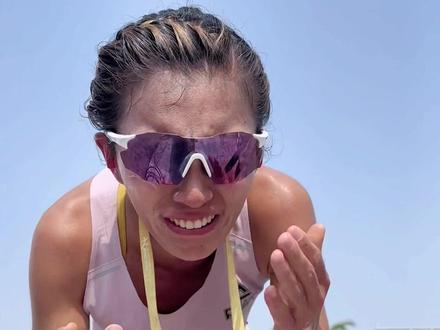 焦安静哭了,2小时33分12秒刷新个人PB,夺厦门马拉松国内女子冠军!从生孩子后到今天,终于证明了自己,太不容易了!