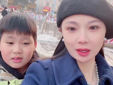 夸父炸串居然开到咱们绿洲广场啦!下雪天吃炸串也太适配了吧~派派一个人炫了一大盘#妈呀太香了 #小吃货的日常 #天冷了吃点啥 #夸父炸串 #谁家的孩子这么爱干饭