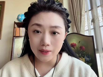 #真实生活分享单计划 春联的正确贴法, 贴春联的时候,我们面对大门,先贴横批,横批是从左往右读的,上联贴左边,下联贴右边。如果横批是从右往左读的,上联贴右边,下联贴左边。贴春联的顺序:先贴横批,再贴上联,最后贴下联。中间门上贴福字,大门的福字一定要正着贴,不可以倒着贴。春联的上下联要选择单数字,单数属阳,双数属阴。春联不要选择任何带有动物图案的,比如今年是马年,也不要出现马字和马的图案。 #春联的正确贴法 #传统文化#春节习俗#过年