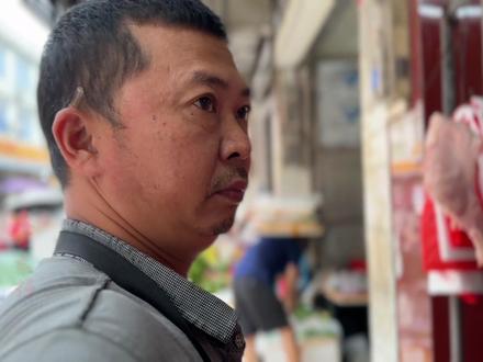 广东梅州网红猪肉佬,一个被卖猪肉耽误的演员,买猪肚少三块都不肯#菜市场最靓的仔 #搞笑日常
