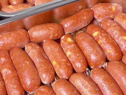 用50块钱的肉做了40多根脆皮烤肠,自己做的真材实料,肉质Q弹又紧实,一口爆汁超好吃!强烈推荐给姐妹们做起来哦!实现烤肠自由了#自制脆皮烤肠#自制烤肠#烤肠#在家做美食#香肠