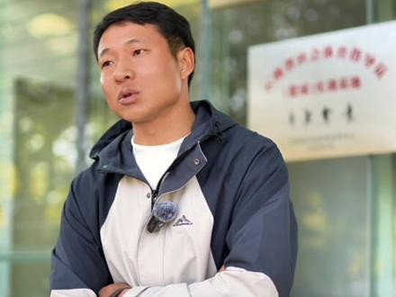 不认命!就拼命! 本期人物:赵宇然@Patience
体育单招从来都是勇者的游戏,从文化课难过线,第一年高考落榜,拿着一张二级证来到威特儿,最终拿着一级证和广西师范大学的录取通知书从威特儿圆满毕业。那个闲暇要回家帮忙烤烟,那个为了减轻家里负担,每年回威特儿打暑假工的赵宇然让我们再一次见证了用体育改变人生,用双脚改变家境的体育生们!#体育复读生 #体育单招落榜