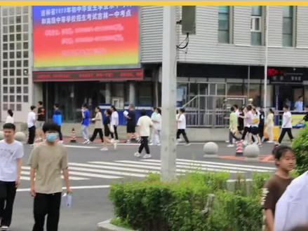 对于初三成绩不理想或不想参加中考的学生,河北同仁医学中等专业学校(河北同仁医学院)提供了灵活的入学机会。以下是关于报名条件的详细解答:
不参加中考能否报名?
根据学校政策,应届初中毕业生即使不参加中考,仍可报名该校的中专课程。学校对未中考的应届生没有特殊限制,只需满足基本条件(如身体健康、无传染性疾病等)即可入学。不过,需要注意的是:
中专阶段:不要求中考成绩,可直接凭初中毕业证报名。
3+2大专:若想通过“3+2”模式(3年中职+2年高职)升入大专,则需参加河北省中考并达到合作院校的录取分数线(部分低分考生可通过自主招生或补录机会入学)。
3+2大专的报名条件
招生对象:河北省应届初中毕业生,建议中考成绩接近或达到普高线(部分合作院校对低分考生较宽松)。
报名方式:
中考志愿填报:填报学校代码“6581”(需第一志愿优先)。
自主招生:未通过中考录取者,可携带初中毕业证、中考成绩单等材料到校报名。
补录机会:每年8月底至9月初开放,需密切关注通知。
升学路径:完成3年中职后,通过转段考试即可升入对接高职院校(如河北青年管理干部学院、石家庄医学高等专科学校等),无需参加高考,升学率高达95%。
适合人群与建议
中专课程:适合希望尽早学习医学技能但未参加中考的学生。
3+2大专:适合成绩中等、有明确职业规划(如护理、中医护理等)的学生,能以更短时间获得大专学历。
提醒:2025年招生名额有限,建议提前咨询或实地考察,避免错过机会!#河北同仁医学院#河北同仁医学中等专业学校#不中考可以报名3+2吗#河北同仁医学院报考条件