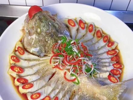 妈妈年夜饭的第20道《清蒸鲈鱼》 年夜饭的餐桌必不可少的鱼,普通的蒸鱼也可以做的很好看,而且做法简单,我这么一个厨房小白都可以复刻成功~#清蒸鲈鱼 #年夜饭菜谱