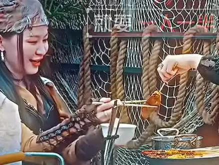 张凌赫尴尬的笑出满脸褶子