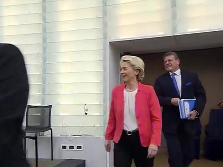 特朗普抛弃欧盟建C5,欧洲为抢俄罗斯的钱,还在“狗咬狗” #理性看世界 #硬核深度计划 #零基础看懂全球 #青年创作者成长计划 #抖音合集升级计划