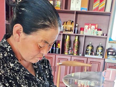 草原上的“产房”忙起来了,每天几十只,忙到起飞,竟有羊妈妈 一胎生了俩品种!#牧区生活 #草原 #小羊羔