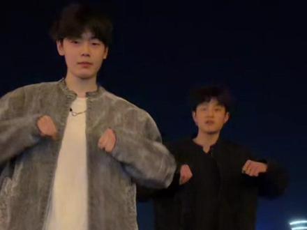 兄弟俩给大家新年第一跳 #典典的卑微生活 #白菜对我笑