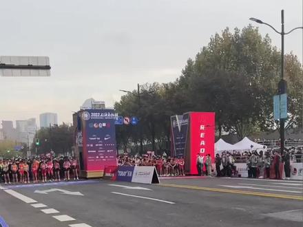 2022上海马拉松激情开跑,冠亚季军争夺,异常激烈,全运会冠军只拿到第四名,太卷了!#跑步 #马拉松 #2022上海马拉松