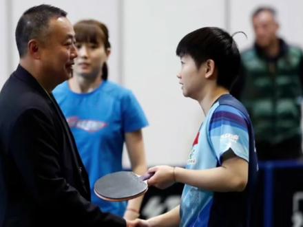 刘国梁有多宠爱孙颖莎?听粉丝指挥转送皮卡丘,化身保镖保护莎莎 #孙颖莎 #刘国梁 #邱贻可