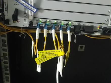 基站接收手机信号,#师傅们辛苦了 通过光缆这样传输的。