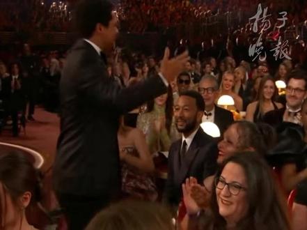 格莱美名场面!主持人调侃“麻辣鸡”特朗普,全场鼓掌