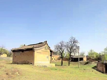 我们苦苦追寻的人间烟火,原来早已不是当年的样子,曾经的炊烟袅袅鸡鸣狗吠,变成了如今的断壁残垣一片空寂,眼前看到的破败无人村,位于忻州原平兴隆寨村,该村原名叫爬齿沟,明洪武初年村民由山西洪桐迁到此处建村。历经600多年的漫长岁月,兴隆寨从无到有,从兴盛再到彻底的衰退荒废,这一切似乎都是自然规律。置身其中,满眼都是荒芜落败,树枝依旧散发新绿,可故人早已逝去,这才荒废几年?可却恍如隔世#古村落拍摄 #无人村 #乡愁记忆 #农村