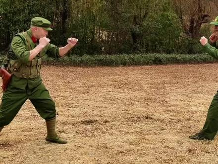 侦察兵捕俘拳 #用赛事解说打开日常 #万粉扶持计划 ##原创摄影作品 ,橡胶制品影视道具,怀念激情燃烧的岁,向对越自卫反击战战斗英雄致敬。本视频作者封其春演示。由捕俘拳套路,拆招灵活运用,一招制敌动作。