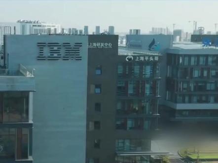 阿里巴巴旗下平头哥芯片 1 月 29 日,阿里巴巴旗下平头哥芯片公司正式上线高端 AI 芯片 “真武 810E”,该芯片与此前曝光的阿里自研 PPU 芯片为同一款型,性能超越主流国产 GPU,与英伟达 H20 相当。此次发布也让阿里巴巴由通义实验室、阿里云和平头哥组成的 “通云哥” AI 梦之队首次公开亮相。视频来源:今日关注#阿里巴巴 #真武810E #平头哥