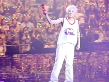 #鹿晗演唱会 #鹿晗唱错歌词 鹿哥的解释你听听~ 而且他还问我们还好是不是?当然得宠着,哈哈哈哈哈@DOU+小助手 #focus #现场 #鹿晗三巡 #神级现场
#鹿晗换来换去不明下落