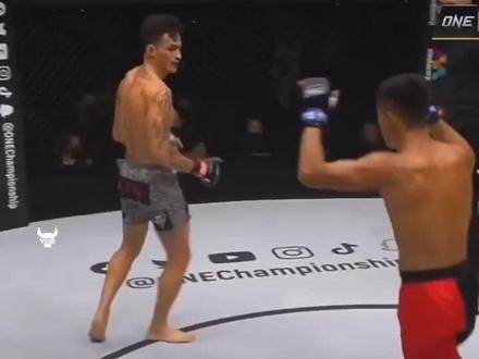 丹勒与唐凯比赛输了后坐轮椅离开了