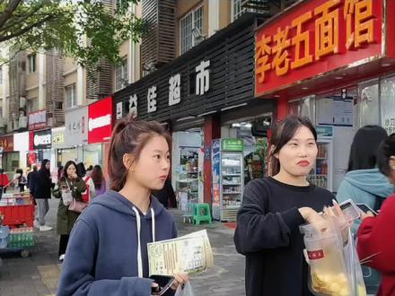 街头随机采访:你最讨厌男生的穿搭,是什么?#合川 #加州路人访 #街访 #街头采访 #一定要看到最后